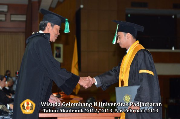 wisuda-unpad-gel-ii-ta-2012_2013-fakultas-pertanian-oleh-dekan-042