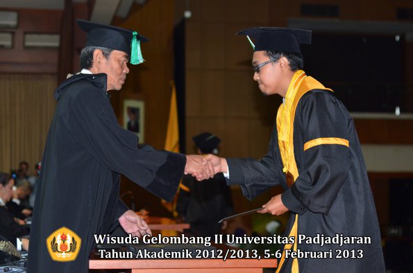 wisuda-unpad-gel-ii-ta-2012_2013-fakultas-pertanian-oleh-dekan-043