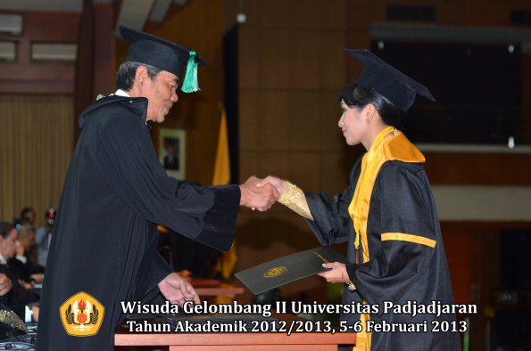 wisuda-unpad-gel-ii-ta-2012_2013-fakultas-pertanian-oleh-dekan-044