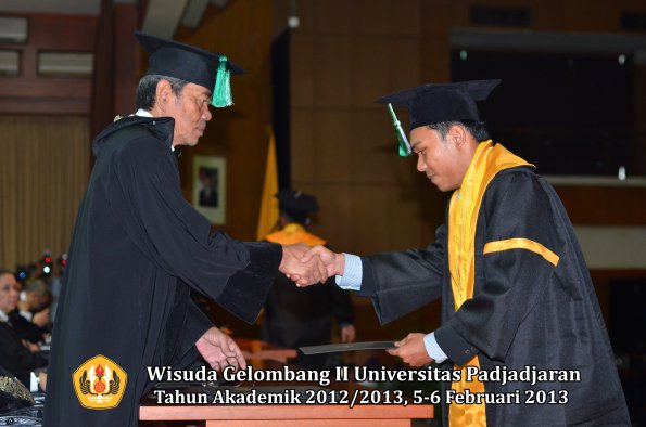 wisuda-unpad-gel-ii-ta-2012_2013-fakultas-pertanian-oleh-dekan-046