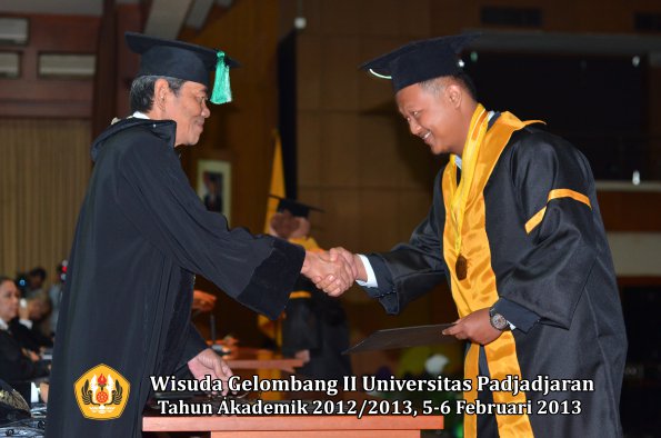 wisuda-unpad-gel-ii-ta-2012_2013-fakultas-pertanian-oleh-dekan-048