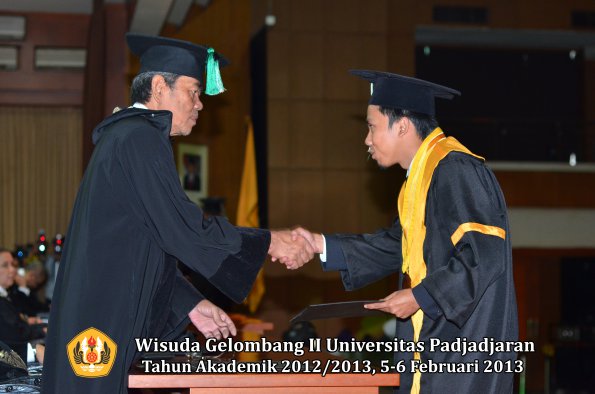 wisuda-unpad-gel-ii-ta-2012_2013-fakultas-pertanian-oleh-dekan-049