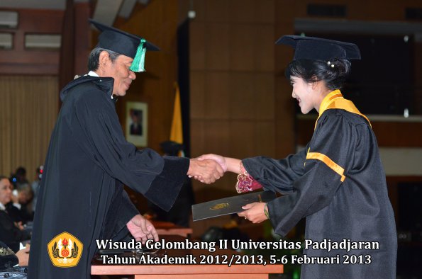 wisuda-unpad-gel-ii-ta-2012_2013-fakultas-pertanian-oleh-dekan-050