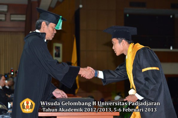 wisuda-unpad-gel-ii-ta-2012_2013-fakultas-pertanian-oleh-dekan-051