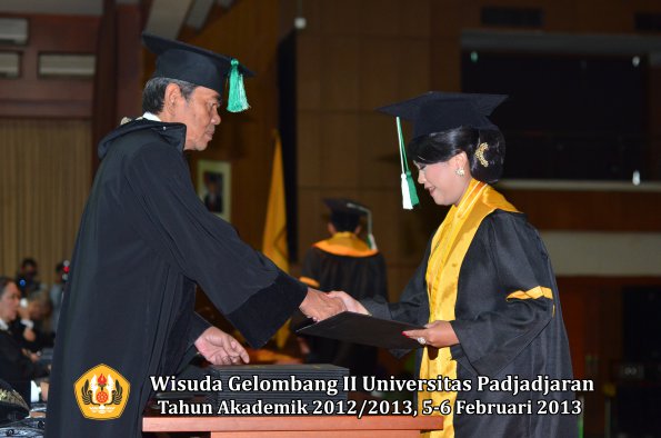 wisuda-unpad-gel-ii-ta-2012_2013-fakultas-pertanian-oleh-dekan-052