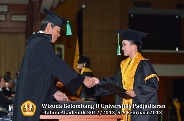 wisuda-unpad-gel-ii-ta-2012_2013-fakultas-pertanian-oleh-dekan-053