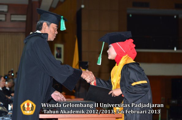 wisuda-unpad-gel-ii-ta-2012_2013-fakultas-pertanian-oleh-dekan-054