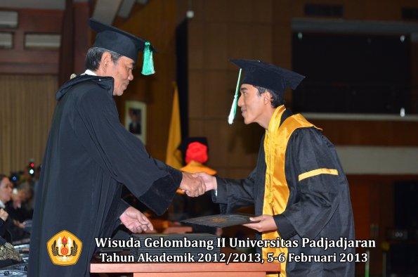 wisuda-unpad-gel-ii-ta-2012_2013-fakultas-pertanian-oleh-dekan-055