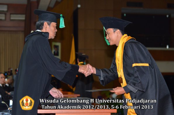 wisuda-unpad-gel-ii-ta-2012_2013-fakultas-pertanian-oleh-dekan-056