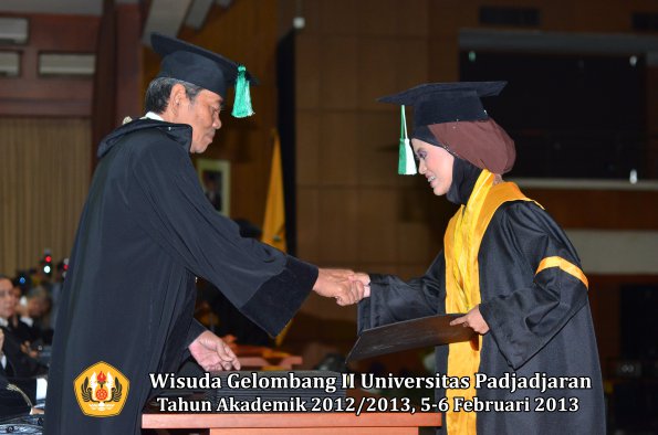 wisuda-unpad-gel-ii-ta-2012_2013-fakultas-pertanian-oleh-dekan-057