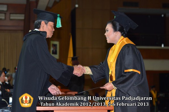 wisuda-unpad-gel-ii-ta-2012_2013-fakultas-pertanian-oleh-dekan-058