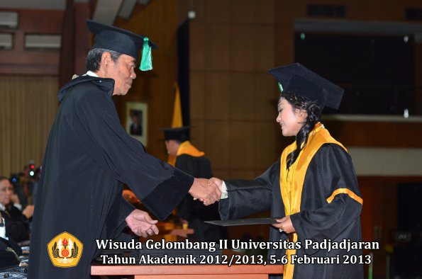 wisuda-unpad-gel-ii-ta-2012_2013-fakultas-pertanian-oleh-dekan-061