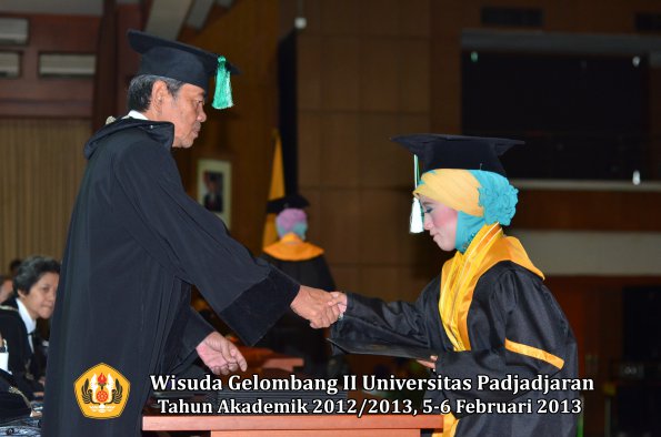 wisuda-unpad-gel-ii-ta-2012_2013-fakultas-pertanian-oleh-dekan-064