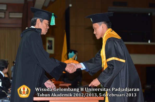 wisuda-unpad-gel-ii-ta-2012_2013-fakultas-pertanian-oleh-dekan-065