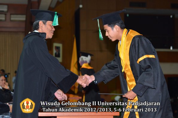 wisuda-unpad-gel-ii-ta-2012_2013-fakultas-pertanian-oleh-dekan-070