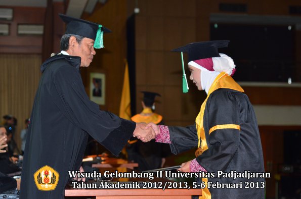 wisuda-unpad-gel-ii-ta-2012_2013-fakultas-pertanian-oleh-dekan-072