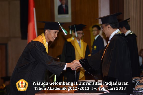 wisuda-unpad-gel-ii-ta-2012_2013-fakultas-pertanian-oleh-rektor-017