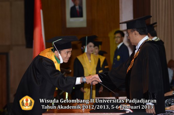 wisuda-unpad-gel-ii-ta-2012_2013-fakultas-pertanian-oleh-rektor-051