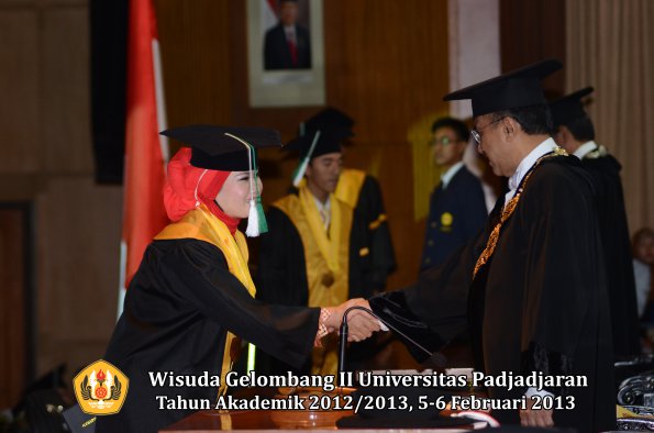 wisuda-unpad-gel-ii-ta-2012_2013-fakultas-pertanian-oleh-rektor-054