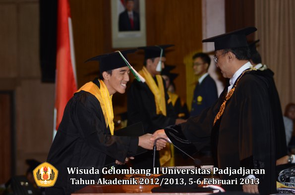 wisuda-unpad-gel-ii-ta-2012_2013-fakultas-pertanian-oleh-rektor-055