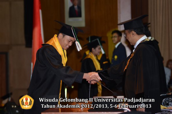 wisuda-unpad-gel-ii-ta-2012_2013-fakultas-pertanian-oleh-rektor-060