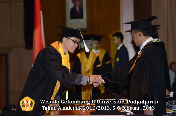 wisuda-unpad-gel-ii-ta-2012_2013-fakultas-pertanian-oleh-rektor-068