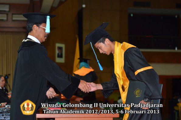 wisuda-unpad-gel-ii-ta-2012_2013-fakultas-ilmu-budaya-oleh-dekan-188