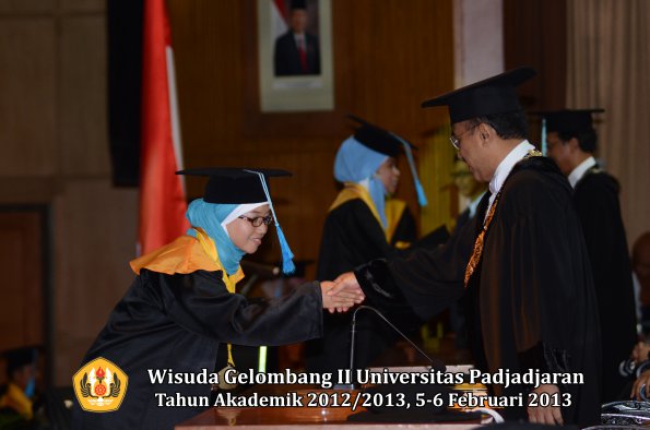 wisuda-unpad-gel-ii-ta-2012_2013-fakultas-ilmu-budaya-oleh-rektor-001