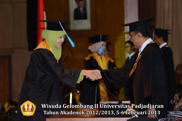 wisuda-unpad-gel-ii-ta-2012_2013-fakultas-ilmu-budaya-oleh-rektor-004