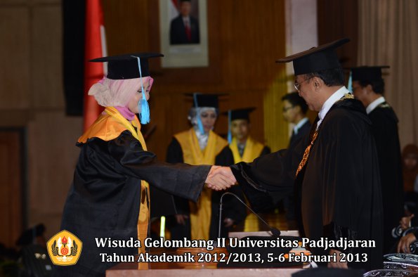 wisuda-unpad-gel-ii-ta-2012_2013-fakultas-ilmu-budaya-oleh-rektor-005
