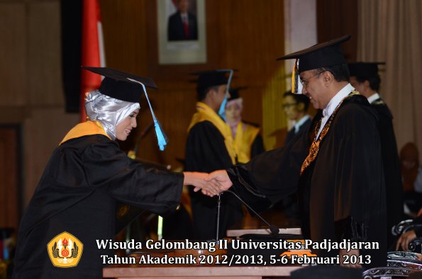 wisuda-unpad-gel-ii-ta-2012_2013-fakultas-ilmu-budaya-oleh-rektor-006