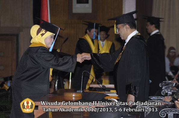 wisuda-unpad-gel-ii-ta-2012_2013-fakultas-ilmu-budaya-oleh-rektor-010