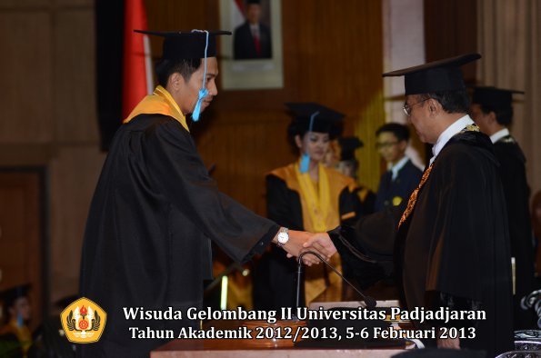 wisuda-unpad-gel-ii-ta-2012_2013-fakultas-ilmu-budaya-oleh-rektor-015
