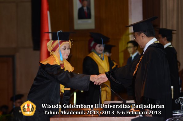 wisuda-unpad-gel-ii-ta-2012_2013-fakultas-ilmu-budaya-oleh-rektor-017