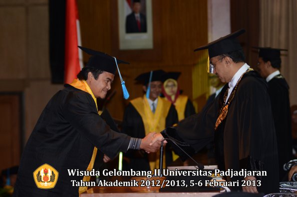wisuda-unpad-gel-ii-ta-2012_2013-fakultas-ilmu-budaya-oleh-rektor-021