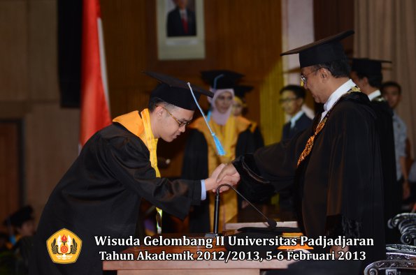 wisuda-unpad-gel-ii-ta-2012_2013-fakultas-ilmu-budaya-oleh-rektor-025