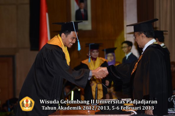 wisuda-unpad-gel-ii-ta-2012_2013-fakultas-ilmu-budaya-oleh-rektor-028