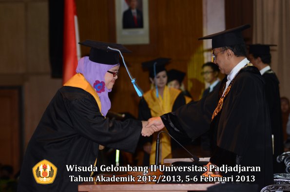 wisuda-unpad-gel-ii-ta-2012_2013-fakultas-ilmu-budaya-oleh-rektor-030