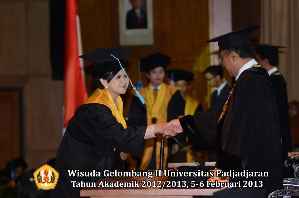 wisuda-unpad-gel-ii-ta-2012_2013-fakultas-ilmu-budaya-oleh-rektor-031