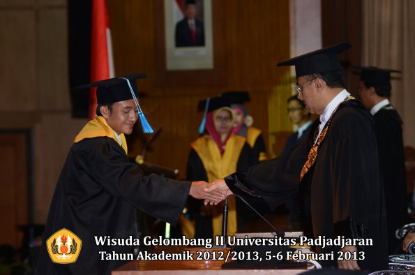 wisuda-unpad-gel-ii-ta-2012_2013-fakultas-ilmu-budaya-oleh-rektor-032