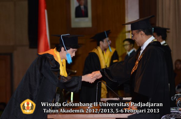 wisuda-unpad-gel-ii-ta-2012_2013-fakultas-ilmu-budaya-oleh-rektor-033