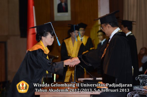 wisuda-unpad-gel-ii-ta-2012_2013-fakultas-ilmu-budaya-oleh-rektor-040