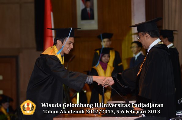 wisuda-unpad-gel-ii-ta-2012_2013-fakultas-ilmu-budaya-oleh-rektor-047