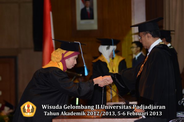 wisuda-unpad-gel-ii-ta-2012_2013-fakultas-ilmu-budaya-oleh-rektor-051