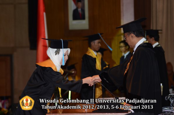 wisuda-unpad-gel-ii-ta-2012_2013-fakultas-ilmu-budaya-oleh-rektor-052