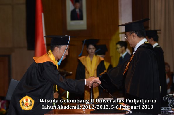 wisuda-unpad-gel-ii-ta-2012_2013-fakultas-ilmu-budaya-oleh-rektor-054