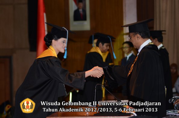 wisuda-unpad-gel-ii-ta-2012_2013-fakultas-ilmu-budaya-oleh-rektor-056