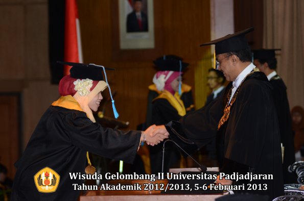 wisuda-unpad-gel-ii-ta-2012_2013-fakultas-ilmu-budaya-oleh-rektor-060