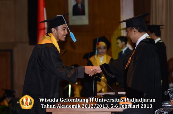 wisuda-unpad-gel-ii-ta-2012_2013-fakultas-ilmu-budaya-oleh-rektor-063