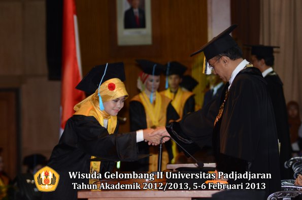 wisuda-unpad-gel-ii-ta-2012_2013-fakultas-ilmu-budaya-oleh-rektor-065